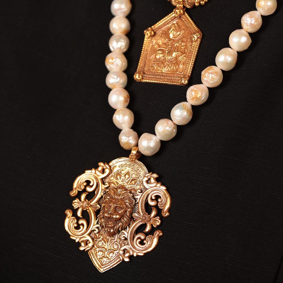 Antique Inspired Lion Detailed Pearl Necklace